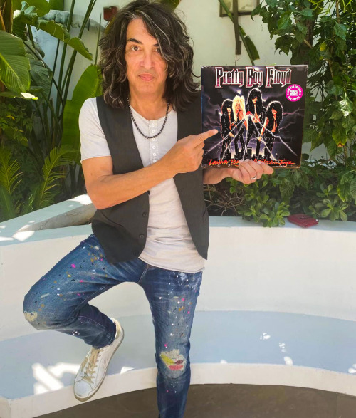 prettyboyfloydrocks:Paul Stanley likes it!