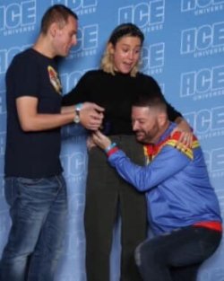 spideylilparker:THIS IS SO CUTE LOOKHer reaction through the whole thing is priceless