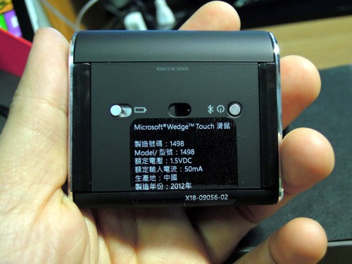 2012-12-14 Wedge Touch Mouse 웨지 터치 마우스
태블릿 + 웨지 모바일 키보드 + 웨지 터치 마우스 = 완벽한 모바일 작업 환경!
웨지 키보드: http://tmblr.co/ZenvZyZMt7Xc