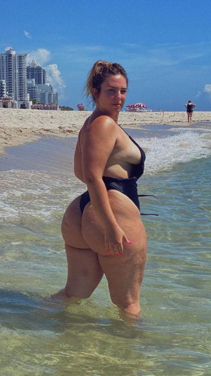 curvyisbetter: Beautiful feminine curves look AMAZING in a thong swimsuit  Back to the beach