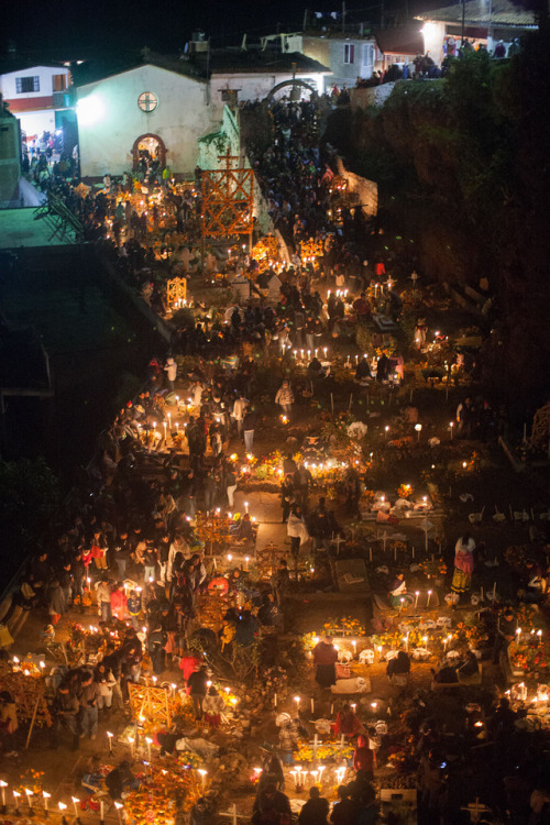 sweetdreamsqueen:Día de muertos en México.Images: (Internet).