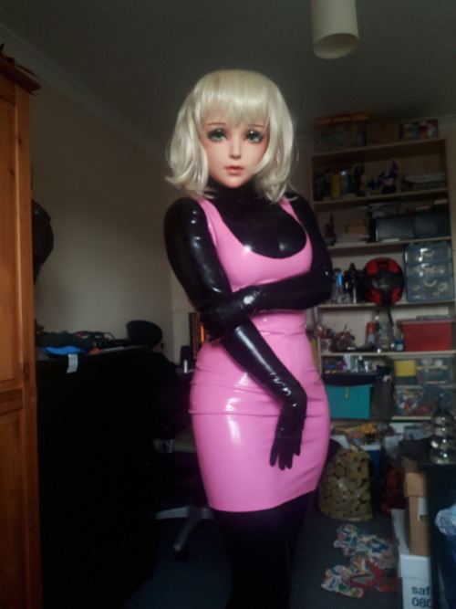 mb47:What are you waiting for? take me! cute sexy latex doll… MWAH !!