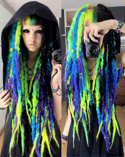 psychara:  AAAH I’ve got the COOLEST dreads everrrrrr! They’re made by dreadqueenLS Seven and holy shit, they are the most amazing dreadsies..! \o/ Alien queeeeen :D