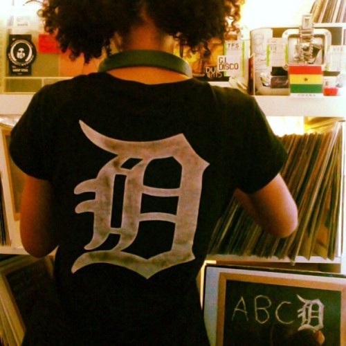 fresh-exciting:  🌞 #earleighbird #diggin #vinyl #12inches #kdj #detroitstrong #floevaeva 🔊 #watchasay 🎵 #florealtsb 