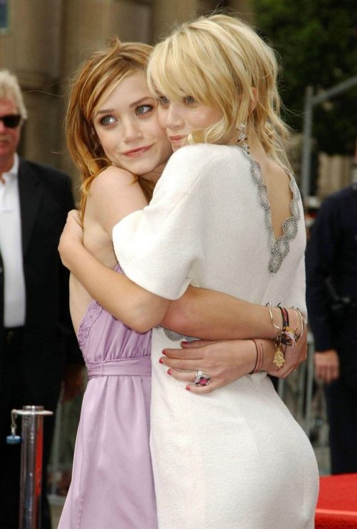 vondutchcouture - Mary-Kate and Ashley Olsen recieving a...