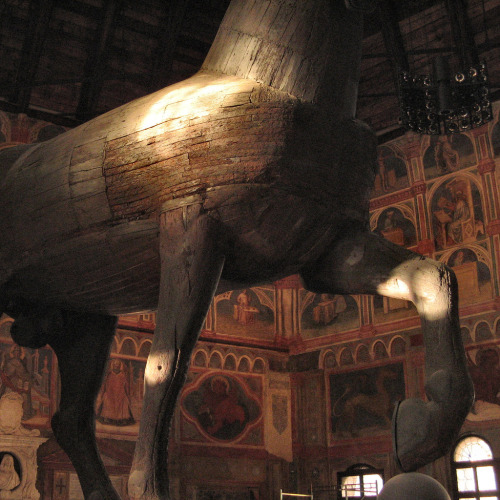 Palazzo della Ragione, Padova da FrizztextTramite Flickr:TROJAN HORSE (sculpture from 1466) in the &