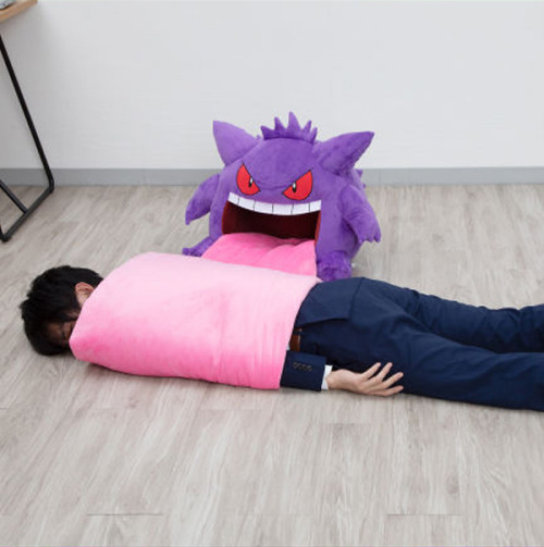 highdio: Please check out these promo shots for Bandai’s Gengar plush with rollout tongue blanket.