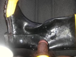 busylefthand:  Don’t act like I’m the only one, that cums on their rubber boots.  I do too    :)