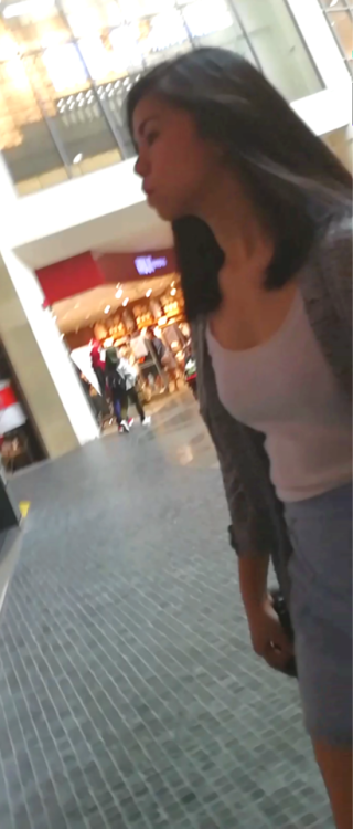 malaysianstorys: Saw this girl was walking alone in the mall and just follow her until she go up esc