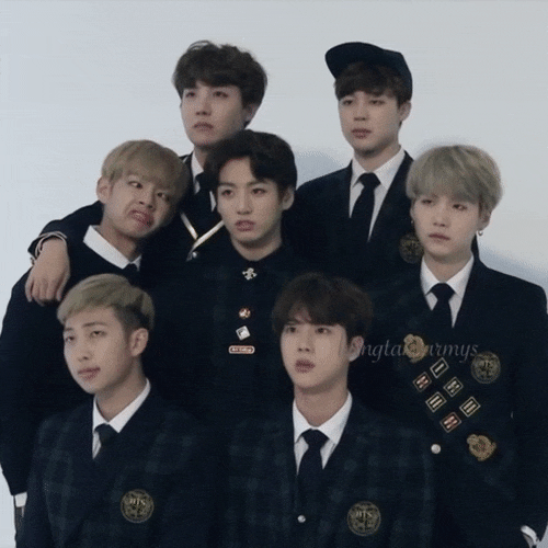 bangtanbighit:  How to take family photos by TaeKook （。々°）