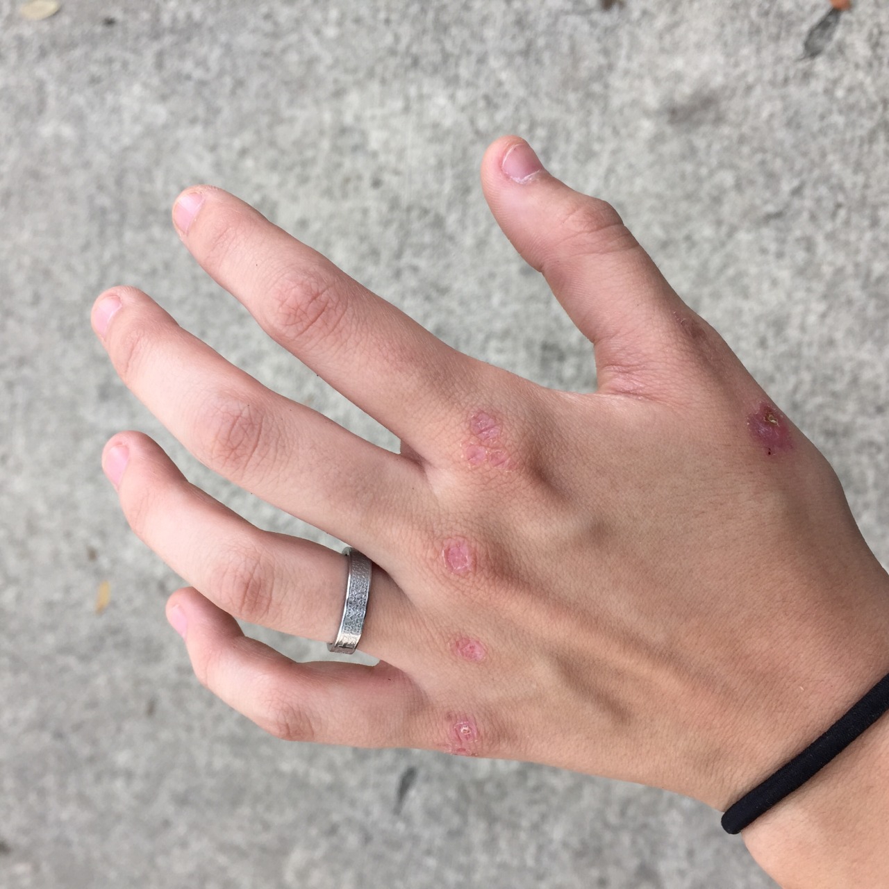 illfuckingsoul:  everyone’s hands tell a story