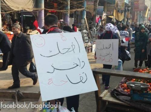 arabiandelilah:      ((إضحك وأخذ تفاحة)) ، حملة أطلقها شباب عراقيين لزرع البسمة على وجوه الناس وخصوصاً العمال والحمالين في أسواق بغداد في الشورجه وشارع