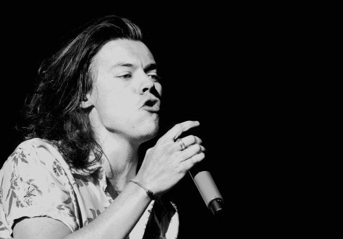 Harry yesterday on their concert in Cardiff ( 5/6 - 15 )