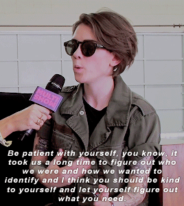 janefondalesbian:sara vs tegan when asked what advice they would give to their younger selves (x)