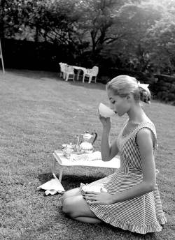 lesravageurs: Ravageuses have tea. | Vikki Dougan by Nina Leen 