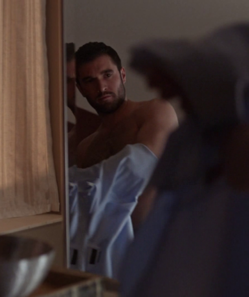 hotashellcelebmen:  More here :https://auscaps.me/2017/11/29/josh-bowman-shirtless-in-time-after-time-1-11-i-fall-behind/