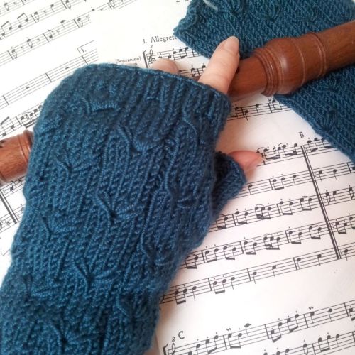 #throwbackthursday Margarete Fingerless Gloves - one of my oldest free knitting patterns: https://kn