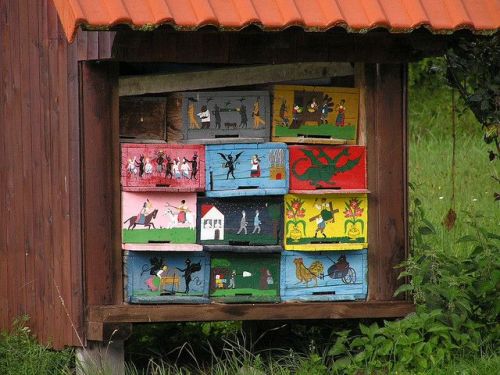 veiligplekje:Traditionally painted beehives near Pivka, Slovenia