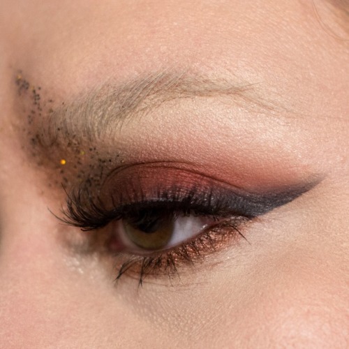 Kat Von D Beauty shade and light glimmer palette  Did the whole look with just this! INSTAGRAM: LOOP