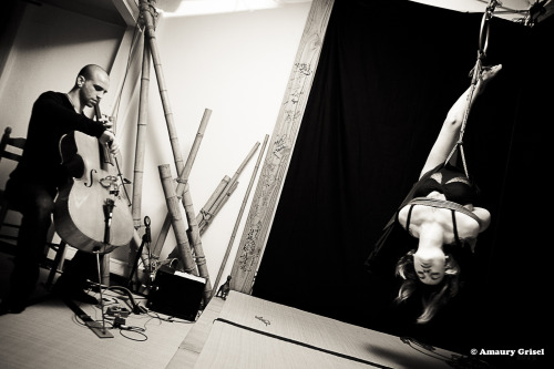 amaury-grisel-shibari:  Gorgone, Gestalta & Bruno Ducret performing @ la place des cordes Paris Photgraphy : Amaury Grisel 