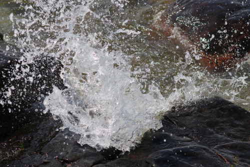 Waves hitting the shore of Vänern. 