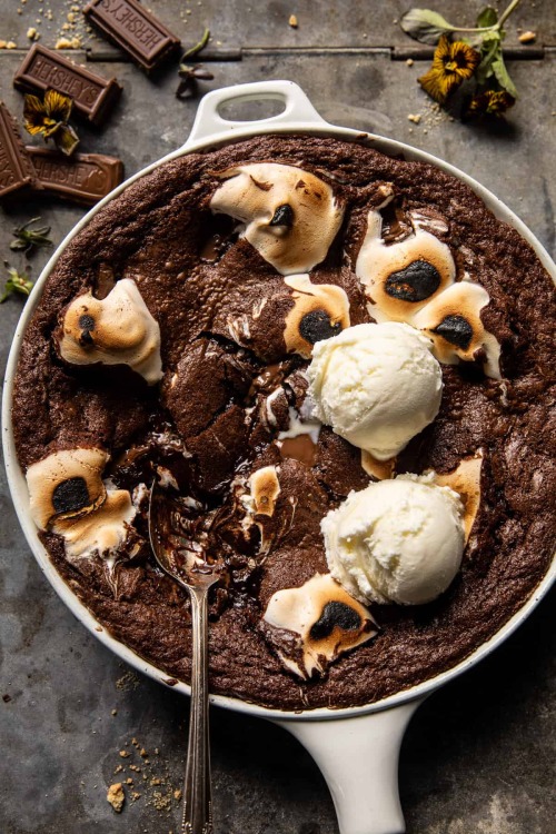 daily-deliciousness:  S'mores skillet brownie
