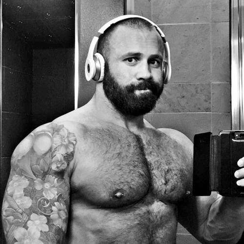 cumbeardbear: bazzb70:HOT AS FUCK FURRY INKED MUSCLE DADDY BEAR!! If you like really amateur…