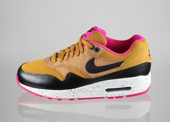 dressshoesandsneakers:  Nike WMNS Air Max 1 – Gold Suede – Black – Pinkhttp://www.facebook.com/DressShoesandSneaker