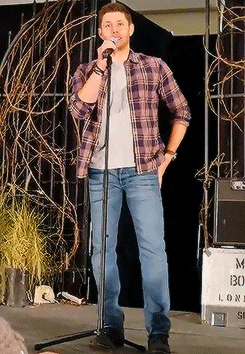 suckmywinchester:  *plays with his tongue on stage*  
