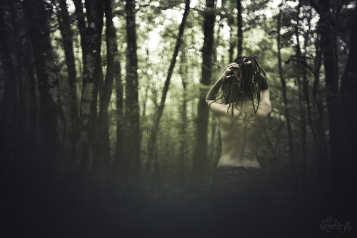 Free hand poked Vegvisir • selfportrait Onodrim Photography • www.onodrim.fr