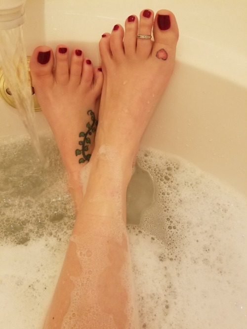 sexxximilf68: Perfect day for a Perfect soak!! Enjoy my pets #longtoes #humilation #moneyslave #hot 