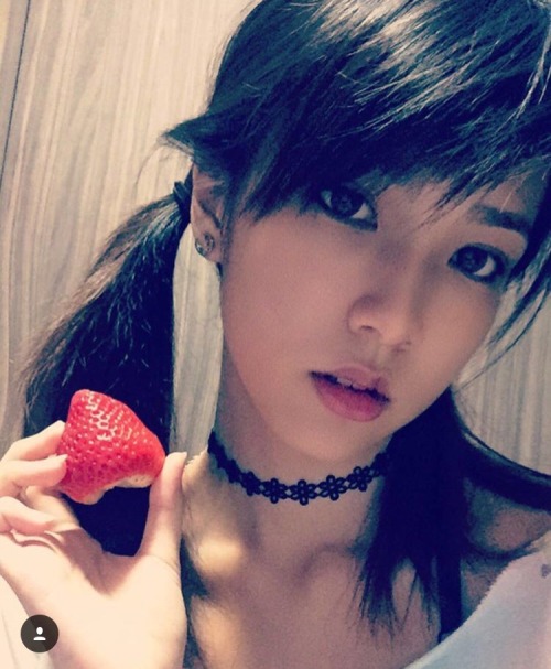 sgsimplepleasures: So pretty omg who has her IG??