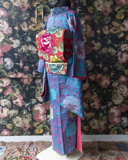 Roses! Roses everywhere! for this kimono outfit put together by Wing. The gracefully long sleeves (p