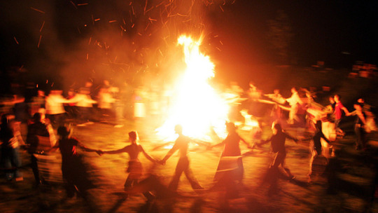 defend-germania:  Mittsommerfest im NordenJe weiter man nach Norden kommt, desto, länger wird die Periode, in der die Mitternachtssonne zu sehen ist. Nördlich des Polarkreises ist sie von Ende Mai bis Ende Juli zu sehen – es ist Tag und Nacht hell.