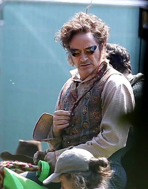 hedgehog-goulash7: team-downey1965: NEW: Robert Downey Jr on the set of Doctor Dollitle in Buckingh