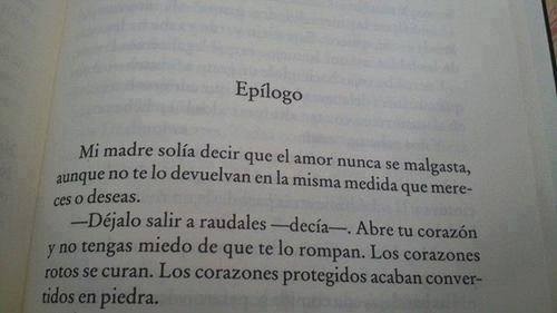 perfectamentenormal:  Los corazones rotos se curan. Los corazones protegidos acaban convertidos en piedra 