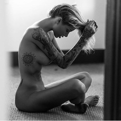 hottygram:  My fav model to follow on Instagram, her pics are always 💲👌🏼 @miss_tina_louise by saraunderwood