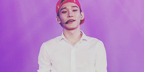 exoxoolf:  Jongdae giving his love to Lucky fans 