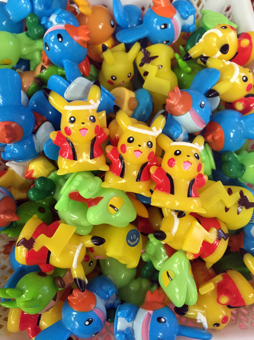 zombiemiki:Pokemon figures at the candy store