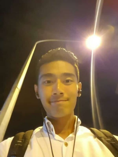 cutesgboys69: d3vi8:  sgsec4boi:  mantop106911: 長的濃眉大眼又帥氣的新加坡陽光小鮮肉脫光光躺在床上屁股翹的高高的露出菊花等待哥哥來滿足安慰..  Sgr