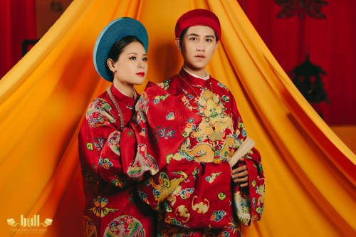 Beautiful red áo tấc created for Vietnamese wedding. Traditionally, Nguyễn dynasty preferred blue, g