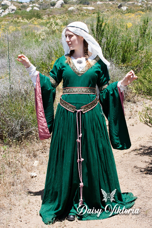Medieval fashions by Daisy Viktoria1. Burgundian gown2. Cotehardie3. Bliaut4-5. Cote6. Cote with hoo