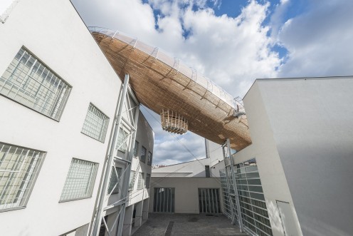 steampunktendencies:   The Gulliver airship - A unique monumental architectural intervention, inspired by the elegant  shapes of early twentieth-century airships, is growing on the rooftop of  one of the largest contemporary art spaces in the heart of