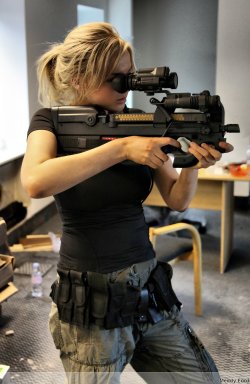 girlandguns:  Girl With Gun  follow me at : http://girlandguns.tumblr.com/