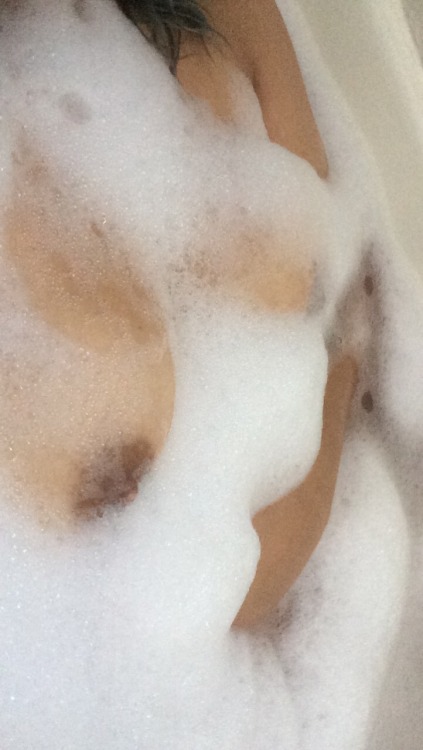 i-wantyoursoul:  Bath time
