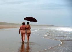 Enjoying naturism no matter how the weather is 😊  https://twitter.com/NudieNews/status/987181819908018176?s=19