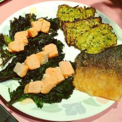 Salmon Ceviche. Zucchini fritters. Red kale. Crispy Salmon skin. 😍 #food #foodie #foodporn #foodieporn #foodofinstagram #foodgram #instafood #instafoodie #cleaneating #weightloss #weightlossjourney #salmon #ceviche #crispyskin #redkale #zucchini #dinner