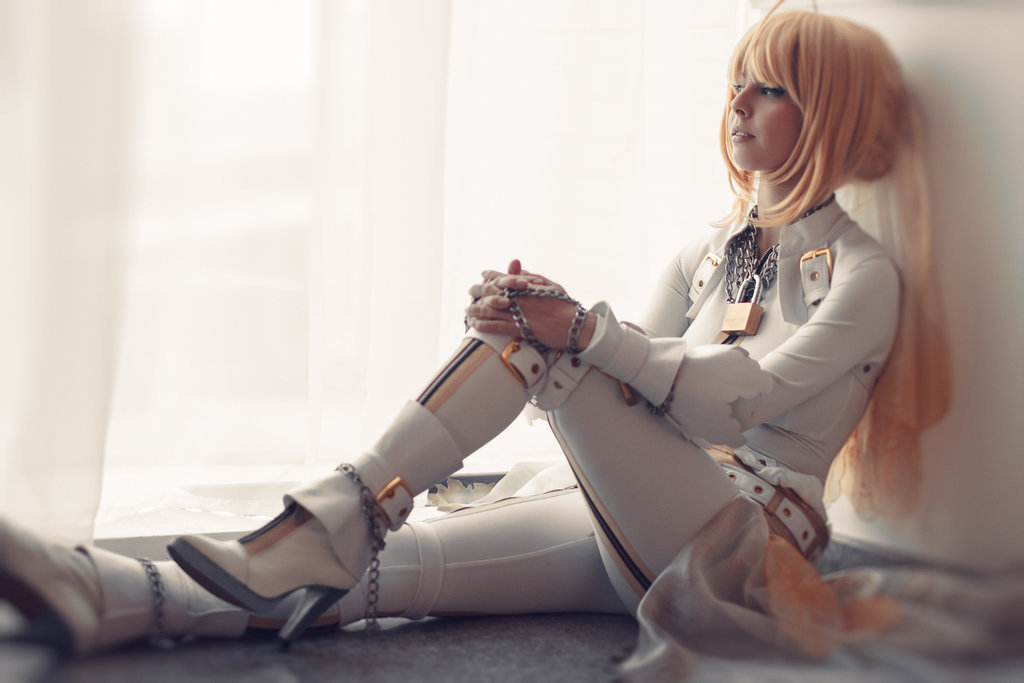 Cosplay Gril Disharmonica (Fate Stay Night - Saber Bride) 2HELP US GROW Like,Comment