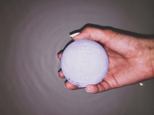 enchanting-nights:  Blackberry bath bomb