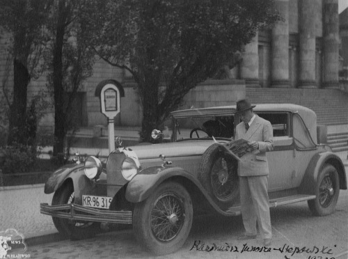  Aktor Kazimierz Junosza-Stępowski z gazetą przy swoim samochodzie (1930).